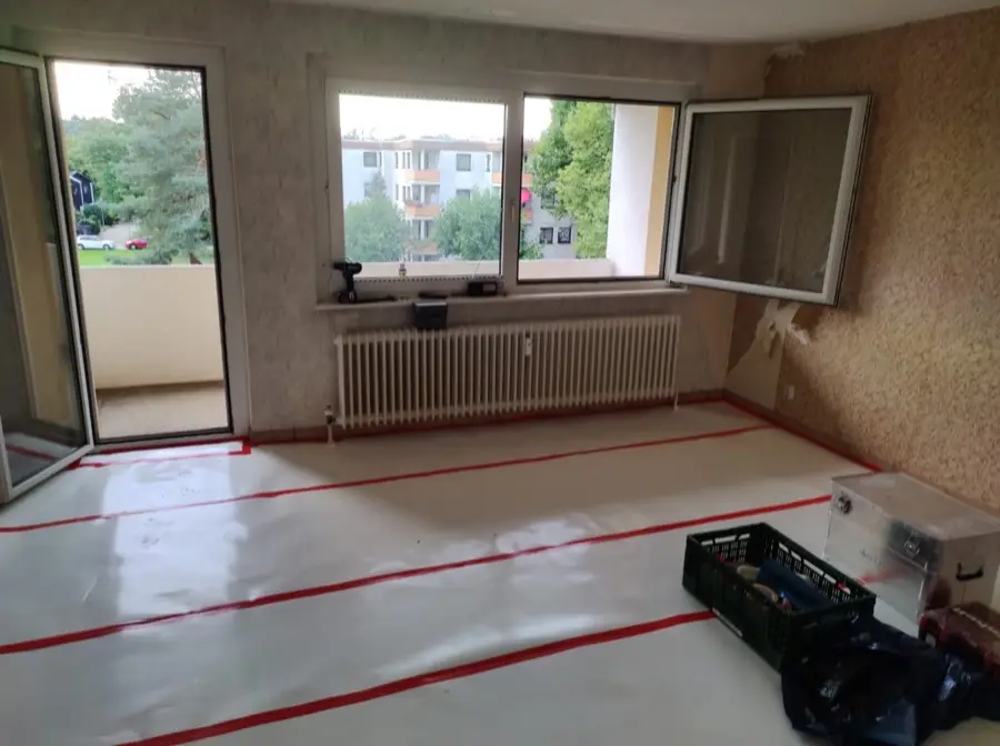 Schimmelsanierung Frankfurt &mdash; Vorher: alte Tapete, Boden abgedeckt, Andymen