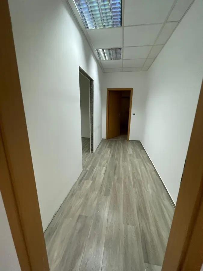Trockenbau Frankfurt &mdash; fertiger B&uuml;roflur mit Rigips-Decke, Andymen