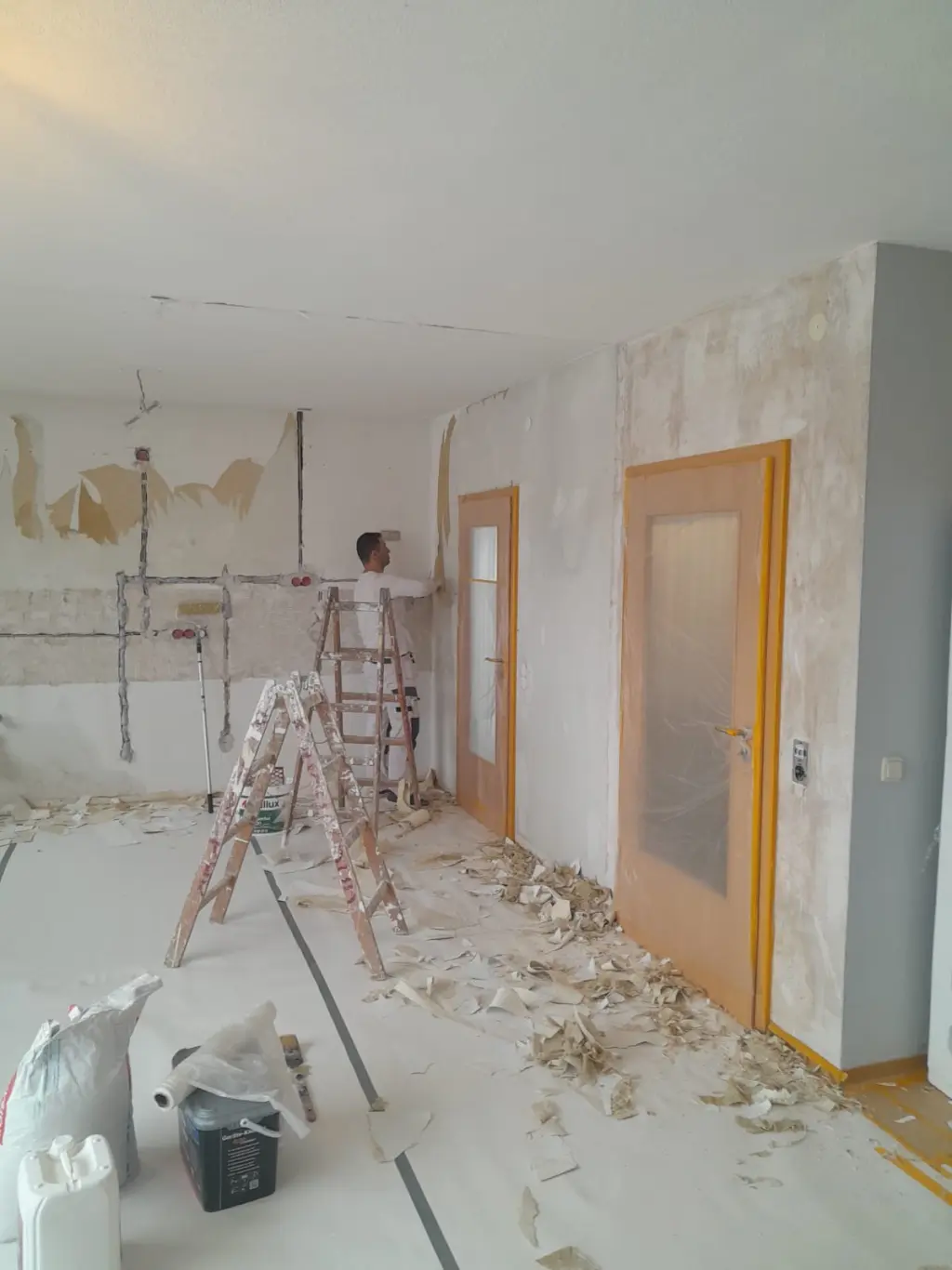 Kueche Linden vorher — alte Tapete wird entfernt, Waende vorbereiten