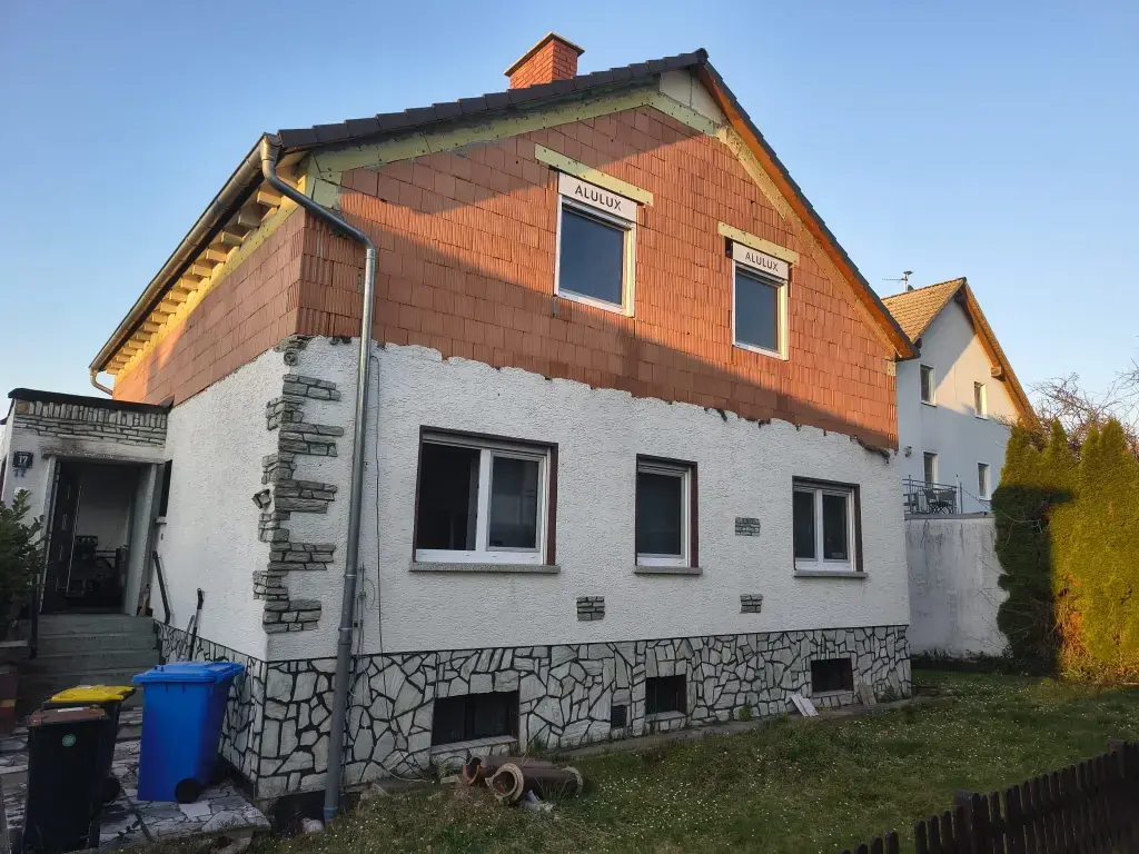 Einfamilienhaus Bad Vilbel vorher — alte Eternit-Fassade mit Natursteinsockel