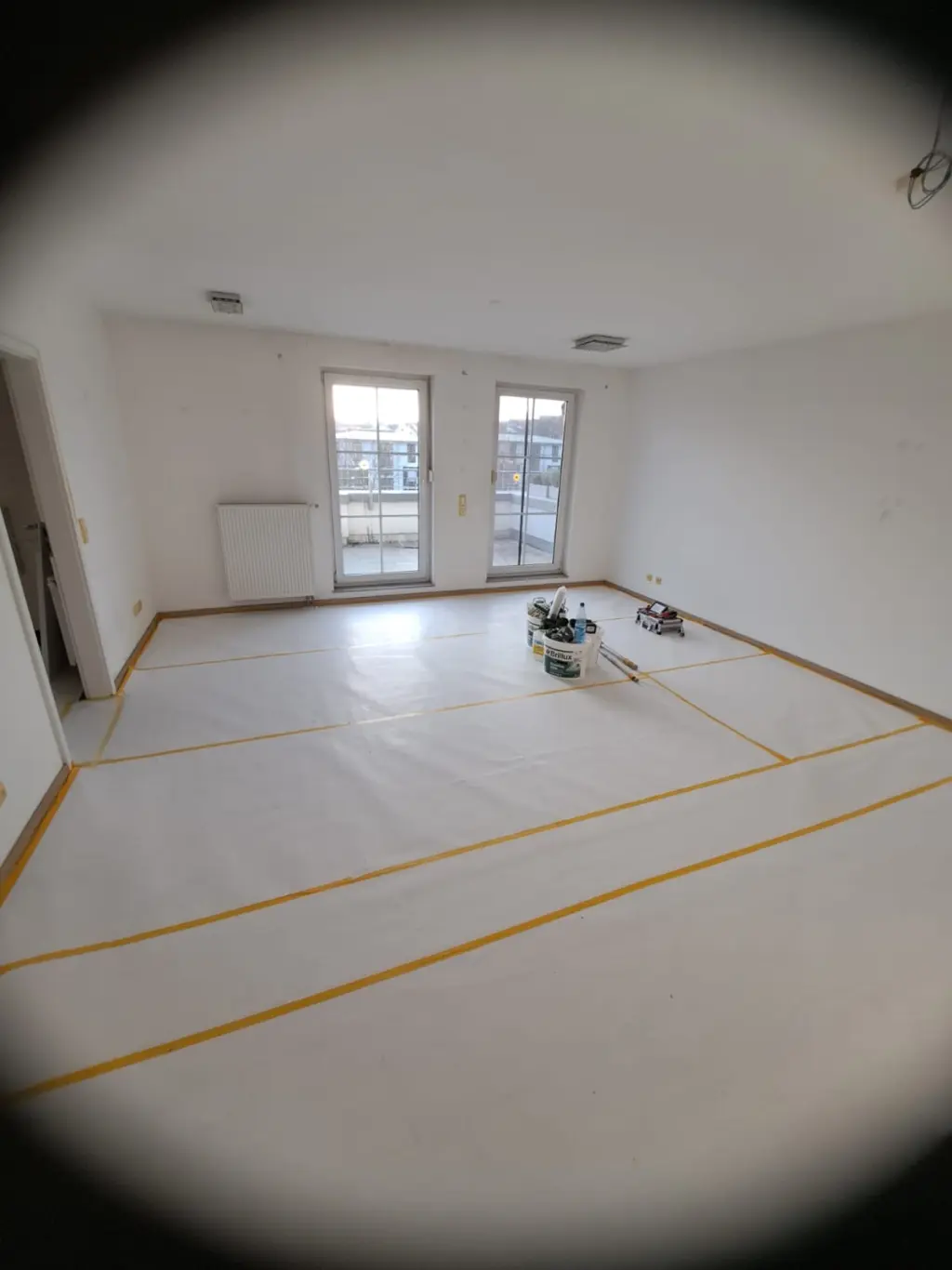 Wohnzimmer Frankfurt vorher — Boden abgedeckt, Brillux-Material bereit