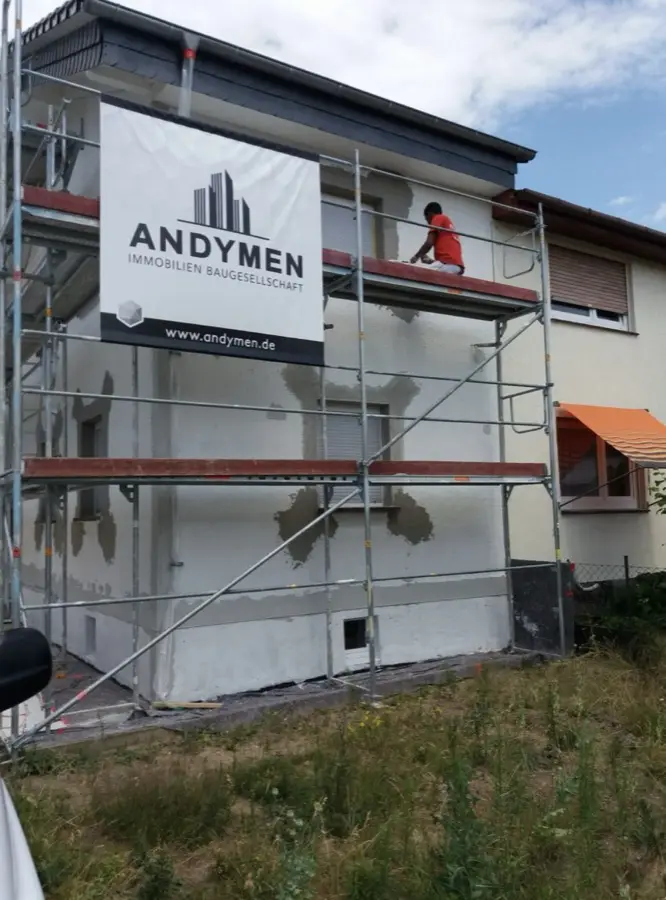 WDVS Frankfurt &mdash; Andymen Ger&uuml;st mit Logo, Mitarbeiter bei der Fassadend&auml;mmung