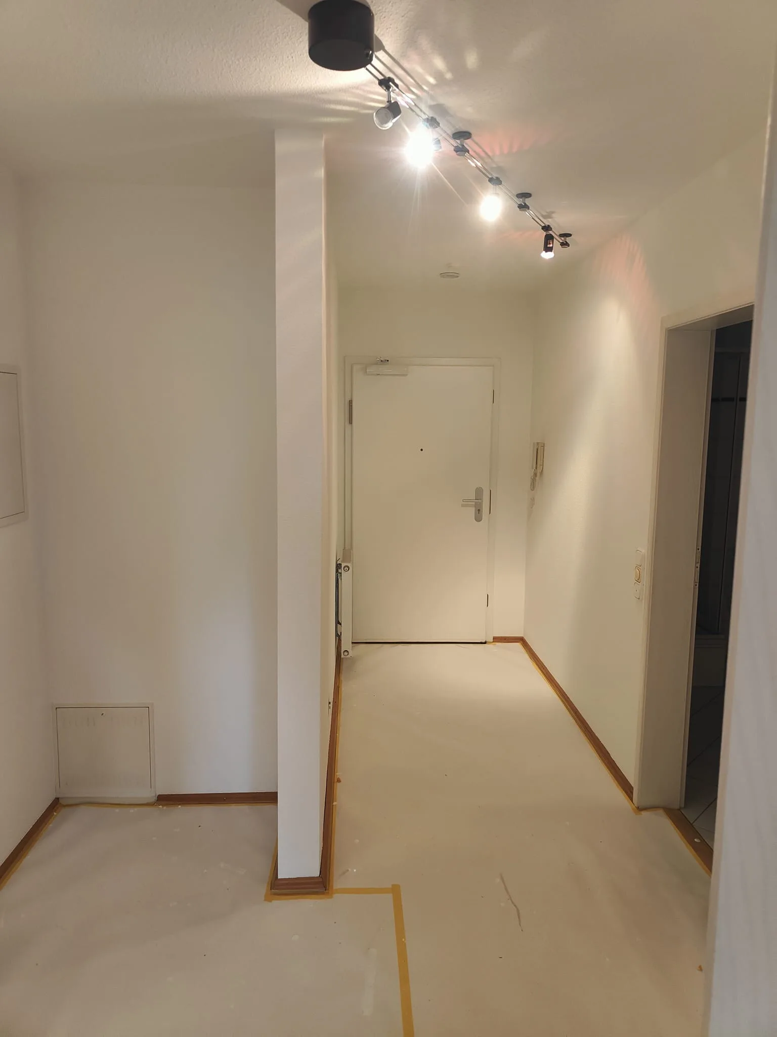 Flur nachher – strahlend weiß, Lichtschiene, sauber übergeben Bad Nauheim