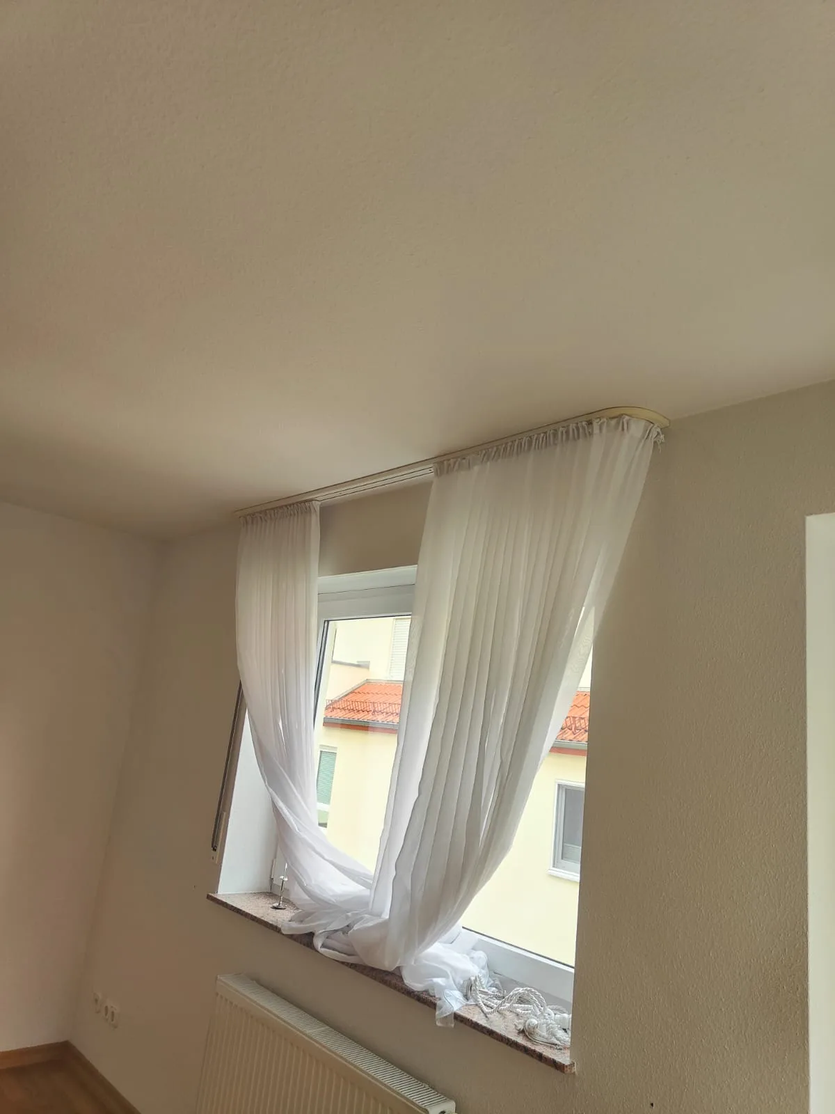 Zimmer vorher – beige alte Wandfarbe, Bad Nauheim