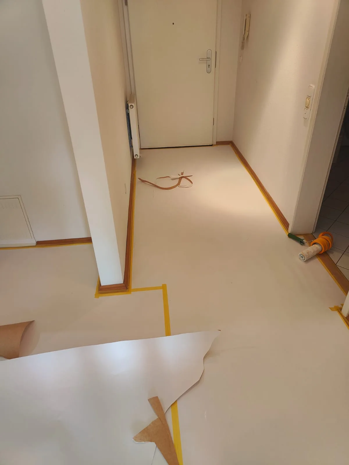 Flur abgeklebt und abgedeckt während der Malerarbeiten, Bad Nauheim