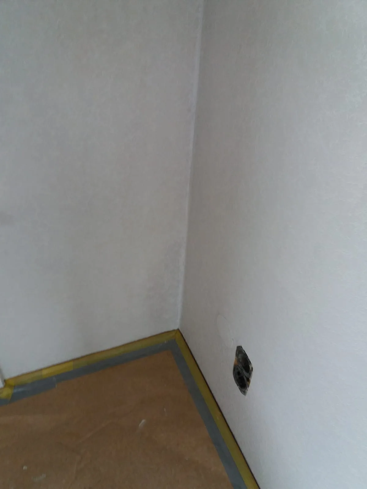 Fertig renoviertes Wohnzimmer – Parkett, Tapete, neue Tür