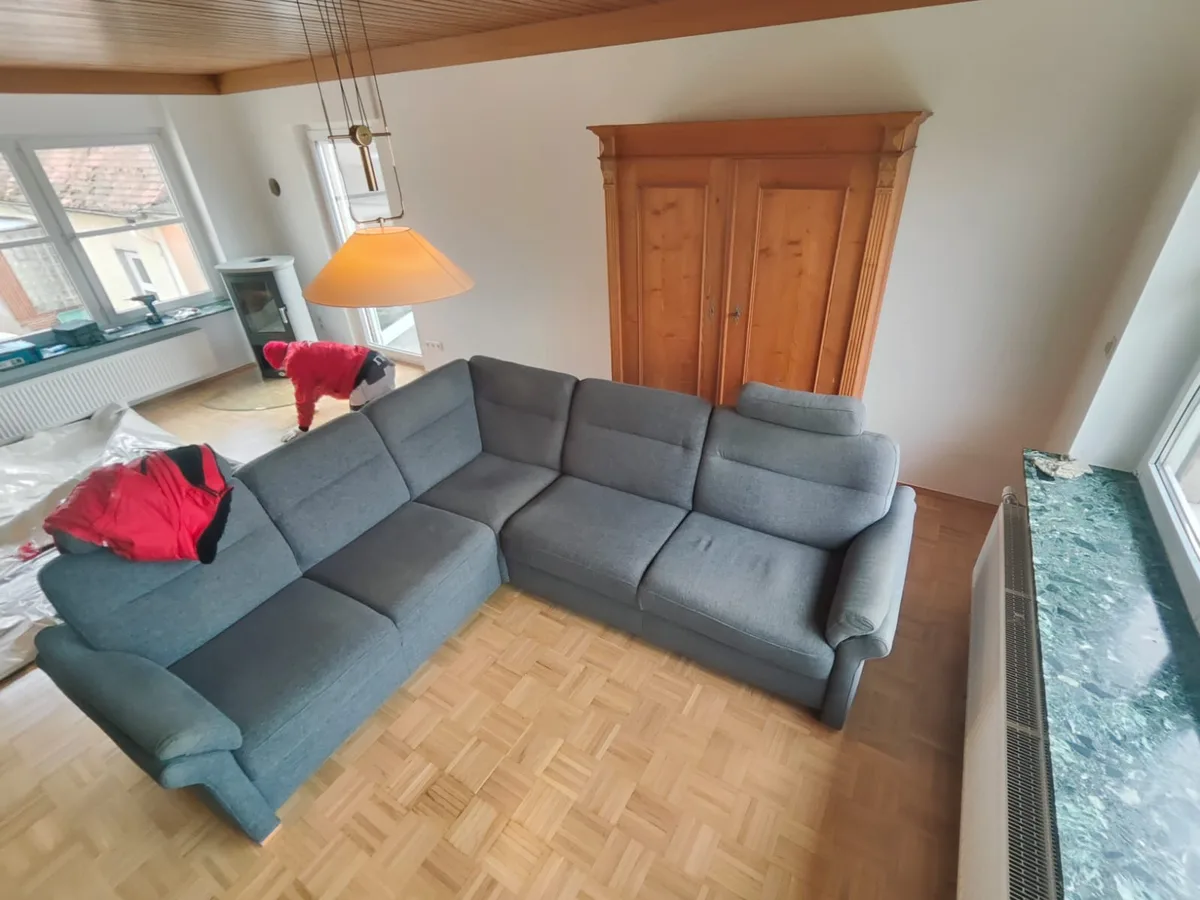 Renoviertes Wohnzimmer Gesamtansicht mit neuem Bodenbelag