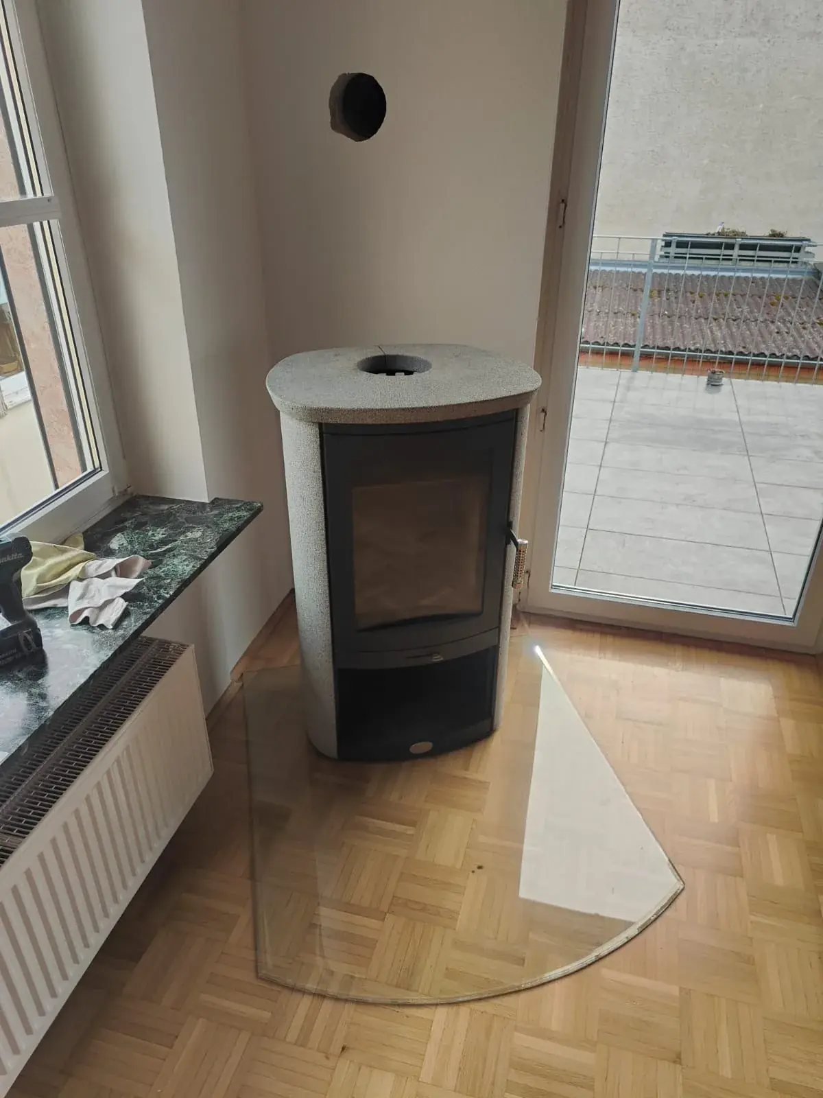 Neue Tür eingebaut und Wand fertig gestrichen