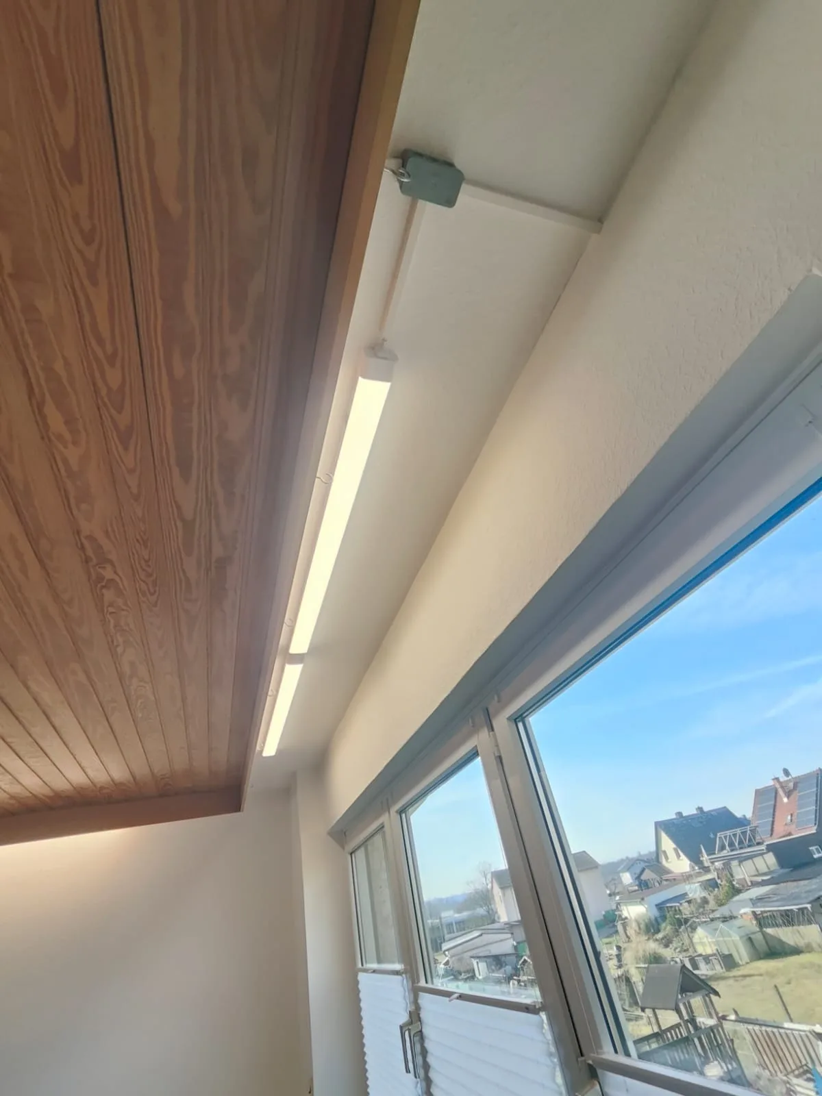 Lampe montiert und Wand frisch – Ergebnis der Komplettrenovierung