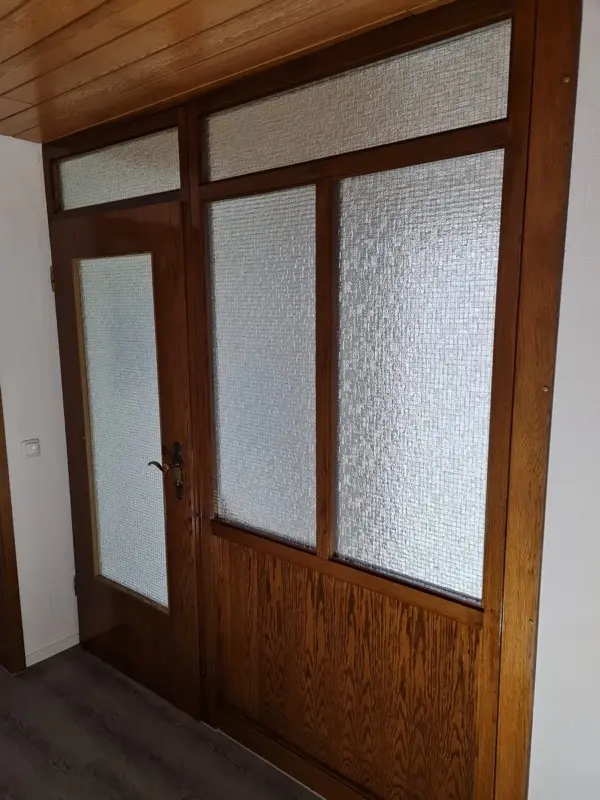 Altbau Eingangstür Holz frisch lackiert