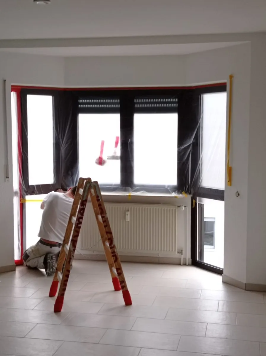Fensterfront professionell abgeklebt vor Malerarbeiten