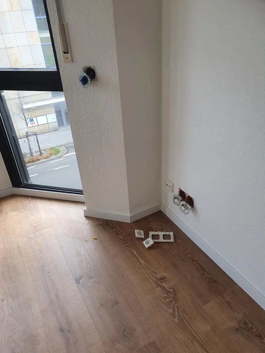 Neubau Zimmer frisch gestrichen mit Laminat