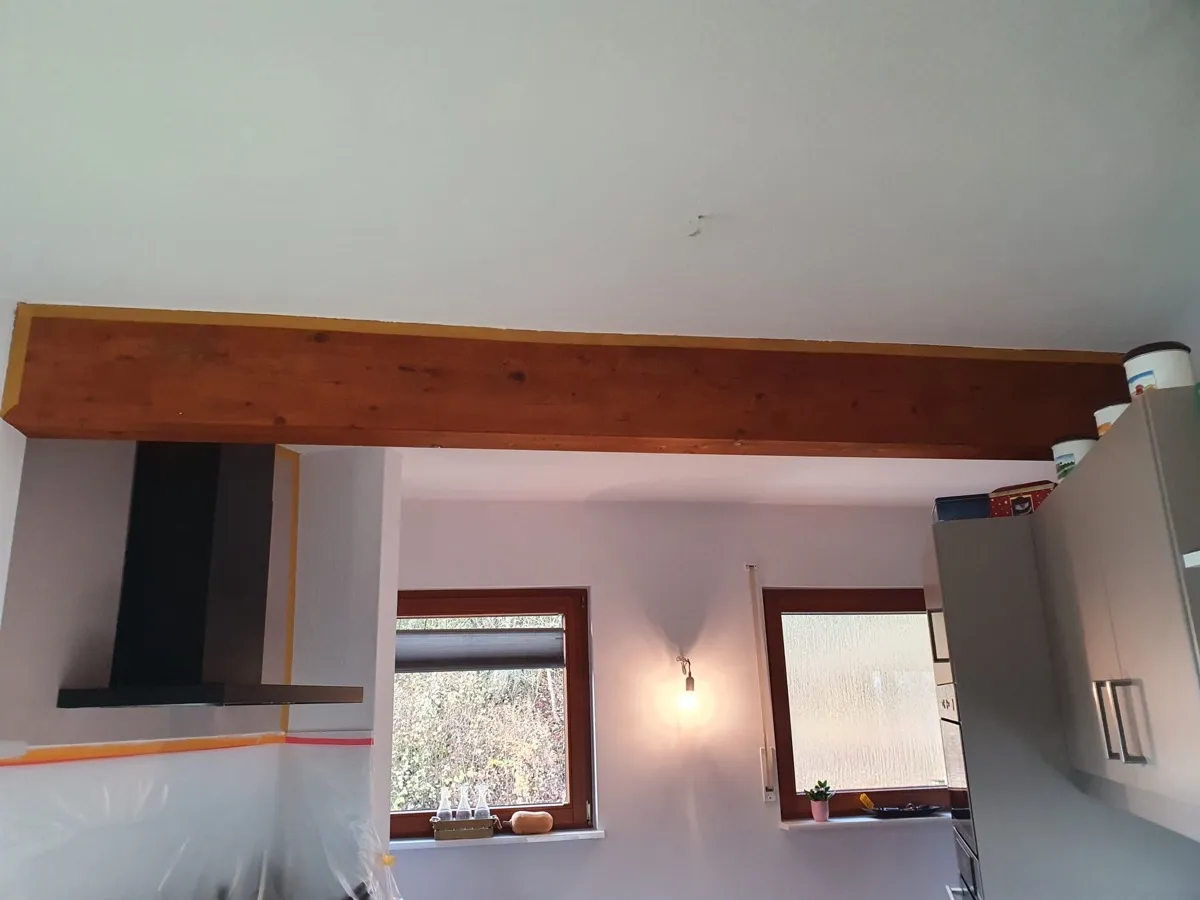 Küche mit Holzbalken frisch gestrichen