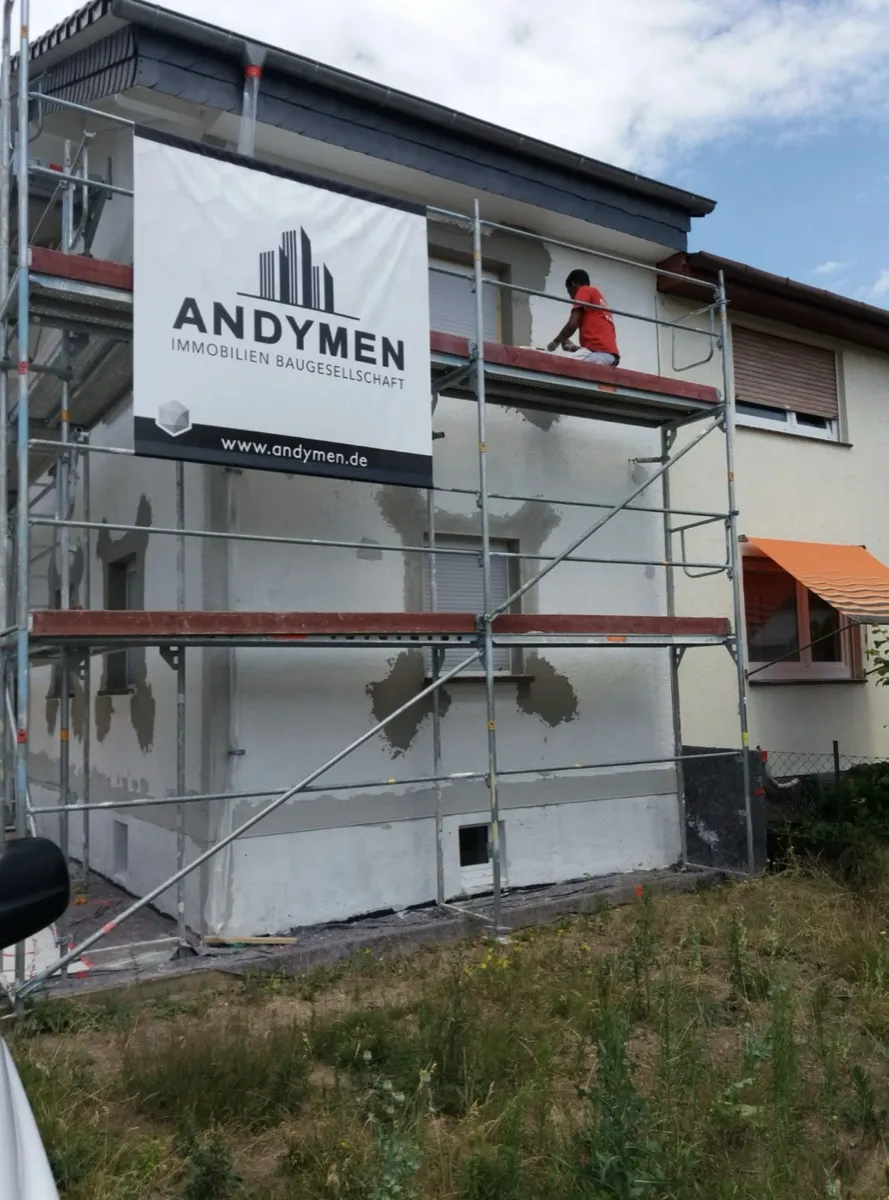 Andymen Maler auf Gerüst — Fassadenanstrich Einfamilienhaus
