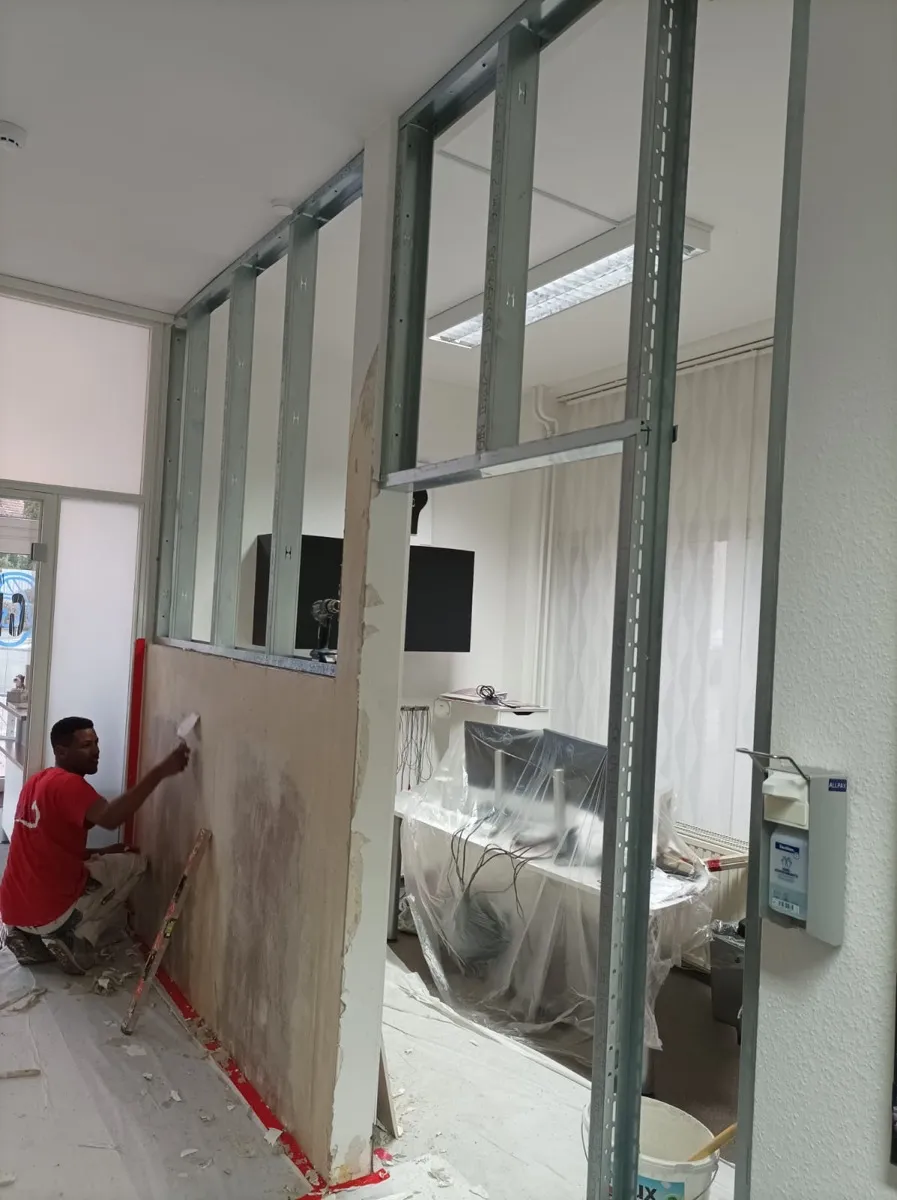 Andymen Maler in roter Jacke — Trockenbau Innenausbau