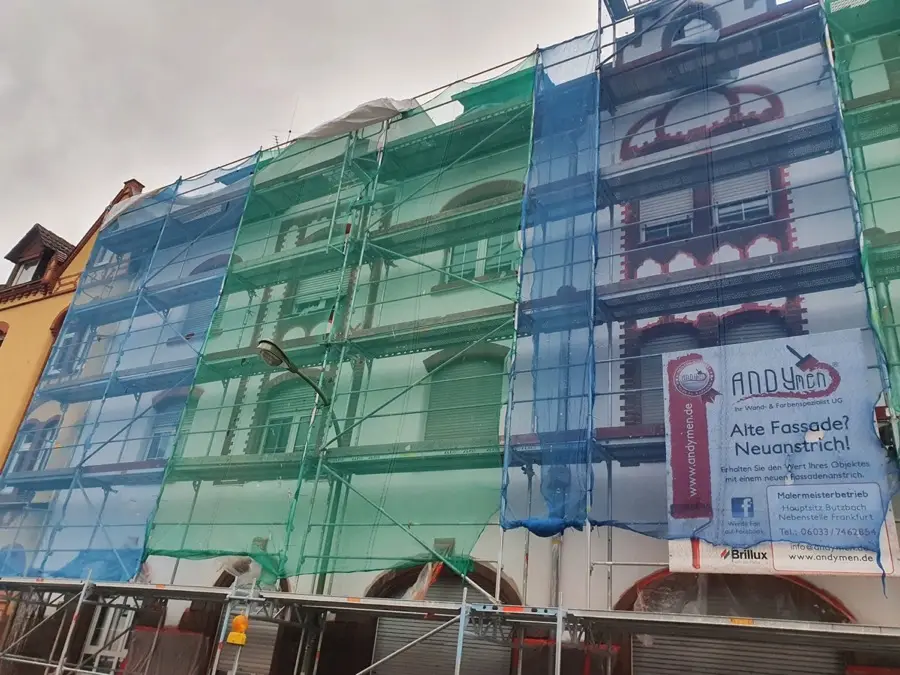 Altbau Fassade mit Andymen Gerüstbanner Frankfurt