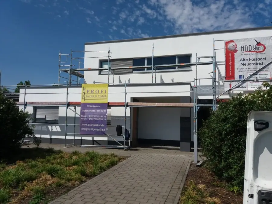 Modernes Einfamilienhaus nach Fassadenanstrich — Andymen