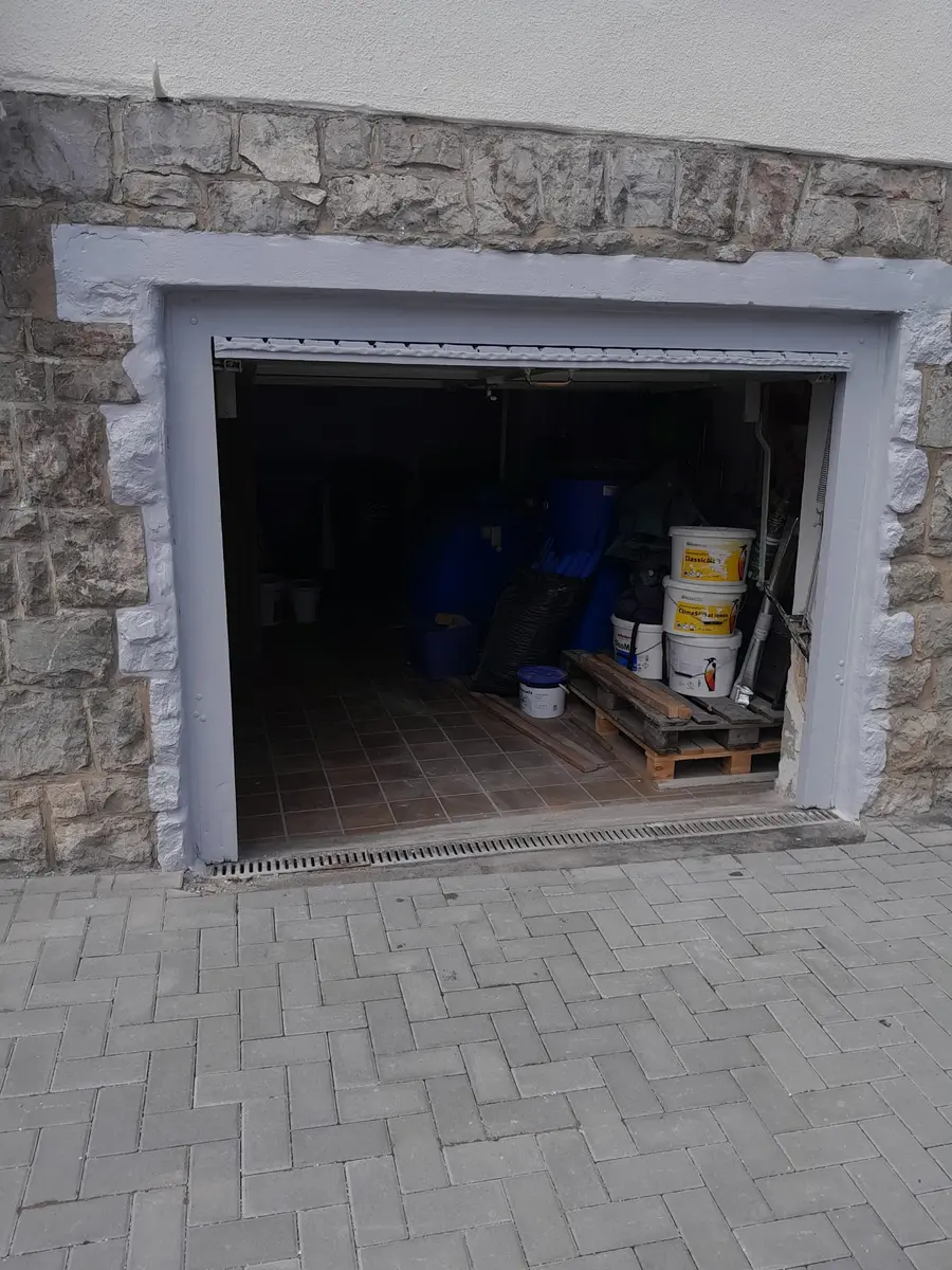 Tapezieren Projekt Butzbach — Wohnzimmer mit frischer Raufaser und sauberen Kanten