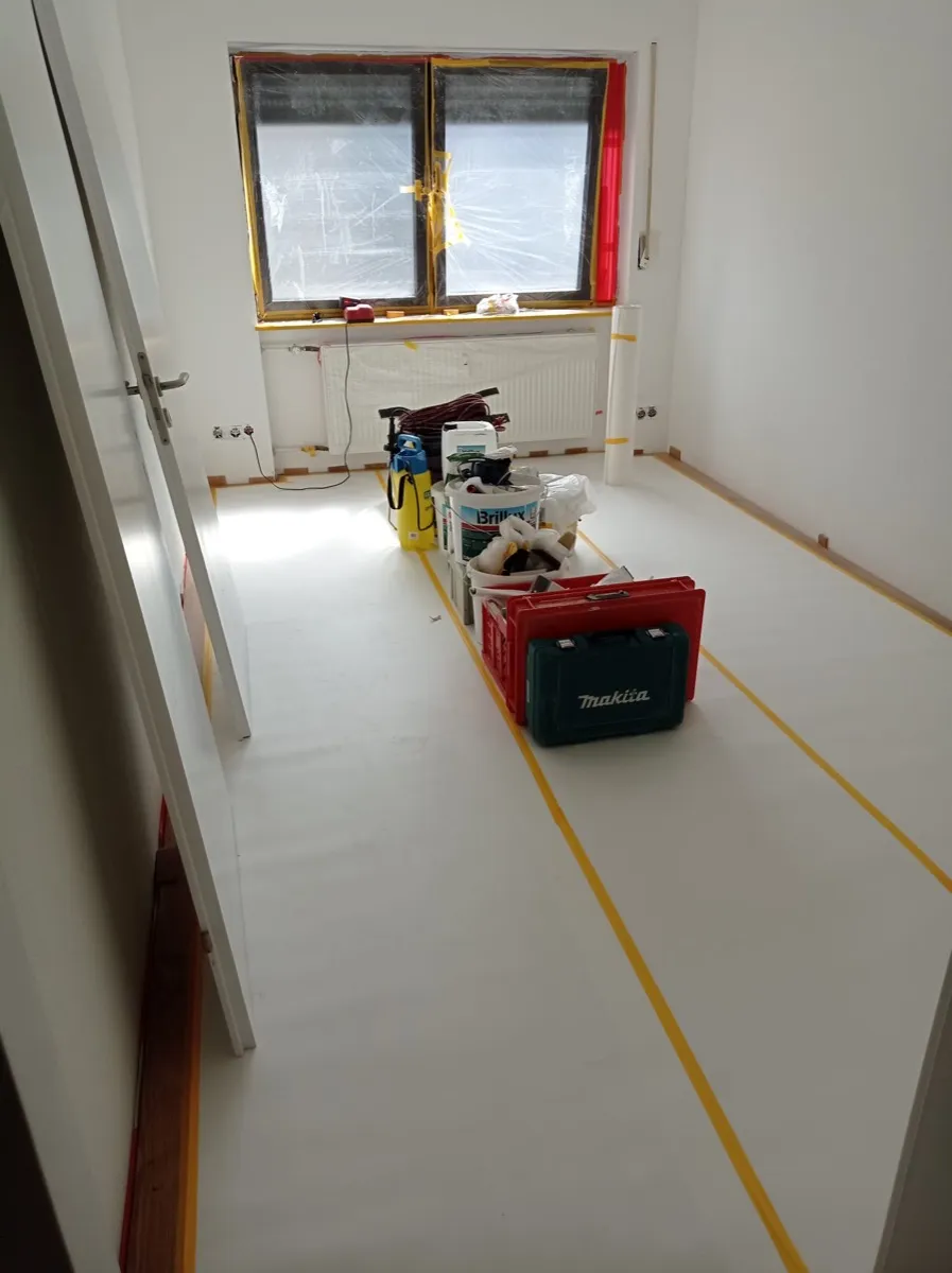 Boden mit Schutzfolie gesichert vor Malerarbeiten